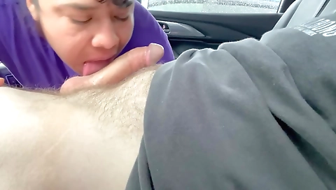 Latina de pelo corto y serpentina sienta cao en su casa