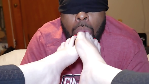 Couple with fetish for red paint toes licking toes
