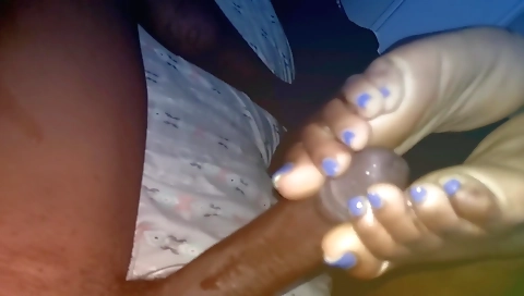 Amateur couple fucked in footjob and foot-squeezing