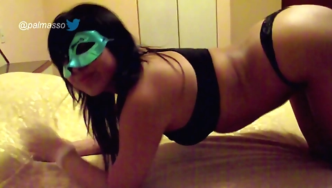 Latina chica con tetas pequeñas y un big cock entra en una cabana